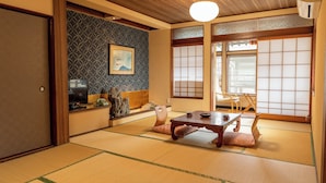 A traditional Japanese room with tatami flooring, a low table, and sliding doors. - Yudanaka Onsen Andaikan (Yamanouchi)