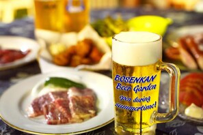 A beer mug with text and a plate of food. - Gero Onsen Bosenkan (Gero)