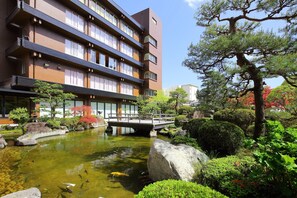 A multi-story hotel with a koi pond and Japanese garden. - Gero Onsen Bosenkan (Gero)
