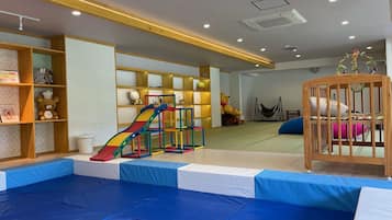 Área de juegos infantiles bajo techo