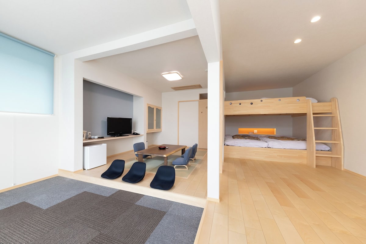 Een bureau, gratis wifi, beddengoed