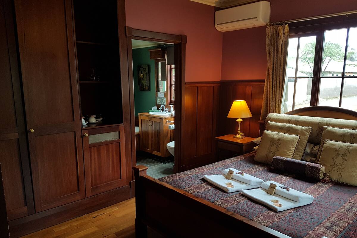 Champagne Room w Spa Bath | WiFi (free), bed sheets