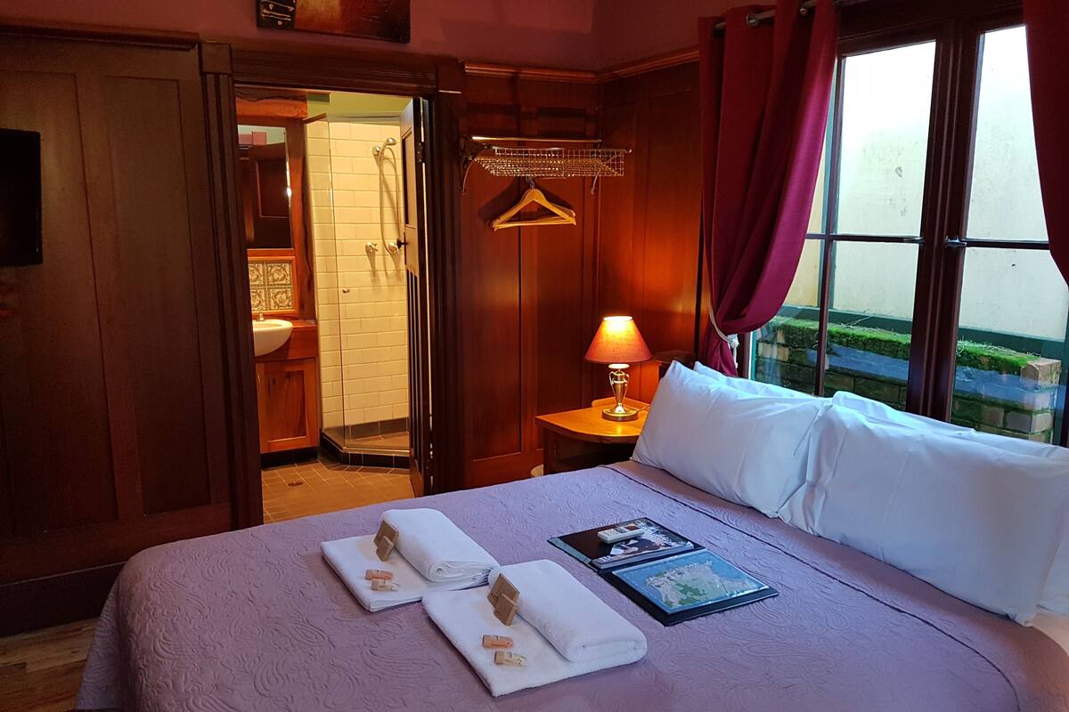 Merlot Room w Courtyard | WiFi (free), bed sheets