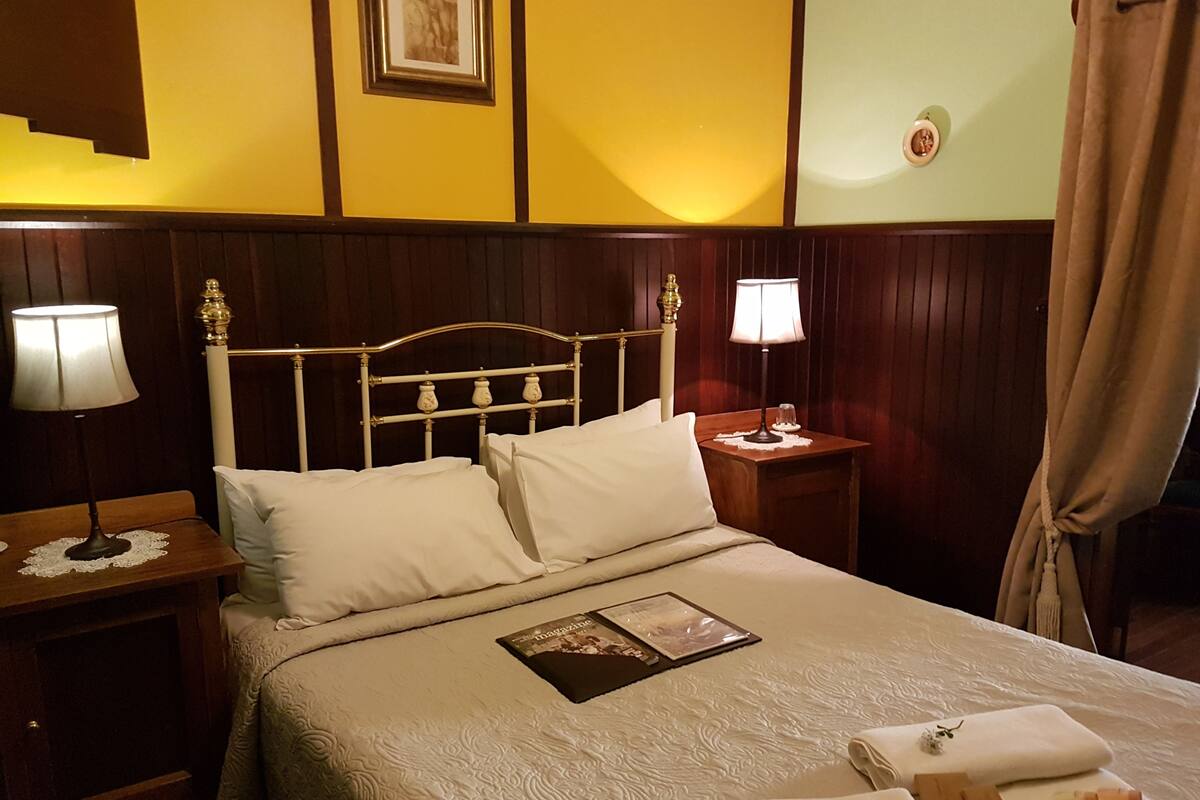 Courtyard Queen Room | WiFi (free), bed sheets