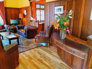 Merlot Room w Courtyard | Living room