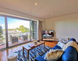 公寓, 庭院景观 | 起居区 | 电视、DVD 播放器