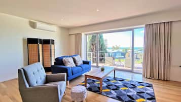 Apartment, Ocean View | Ruang tamu | TV, pemain DVD