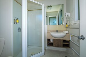 Lakeview Two-Bedroom Suite (Upstairs) | Baño | Secador de pelo, toallas, champú y papel higiénico