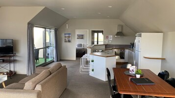 Lakeview Penthouse Two-Bedroom Apartment | Zona de estar