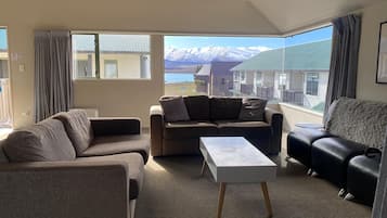 Lakeview Penthouse Two-Bedroom Apartment | 起居區