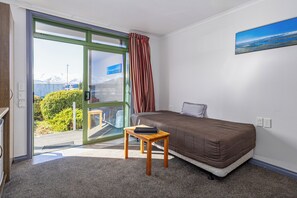 Cortinas blackout, Wi-Fi de cortesia, roupa de cama