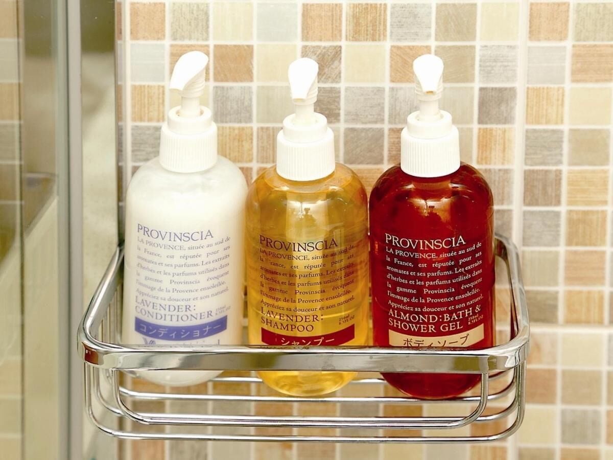 Tres botellas de productos Provinscia sobre un lavamanos de baño.