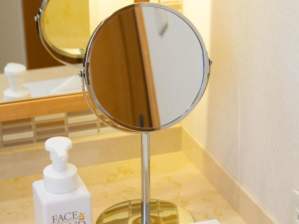 combined shower/bathtub, free toiletries, hair dryer, slippers