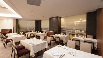 Daily buffet breakfast (JPY 2200 per person)