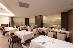 Daily buffet breakfast (JPY 2200 per person)