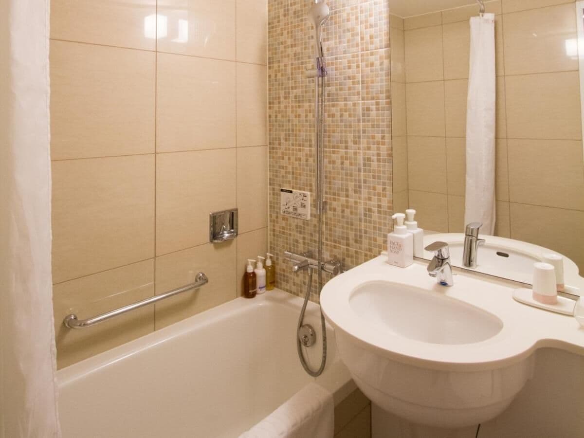 combined shower/bathtub, free toiletries, hair dryer, slippers