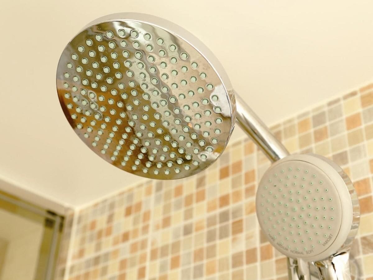 combined shower/bathtub, free toiletries, hair dryer, slippers