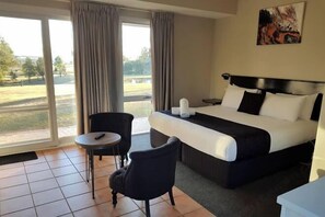 Cots/infant beds, rollaway beds, bed sheets