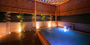 Separate bathtub and shower, deep-soaking bathtub, free toiletries