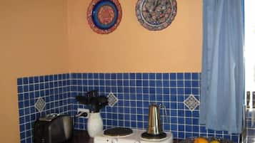 Studio Standar, Bebas Asap Rokok, dapur kecil (Seductive Saffron) | Dapur kecil pribadi | Kompor dan peralatan masak/sendok-piring