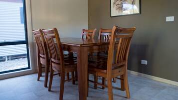 Deluxe Cabin, 2 Bedrooms | In-room dining