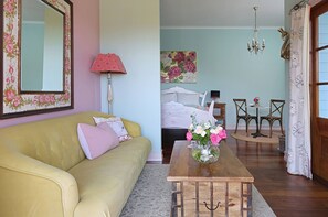 بديكورات فريدة لكل غرفة وطراز فريد لكل وحدة وتجهيزات عازلة للصوت