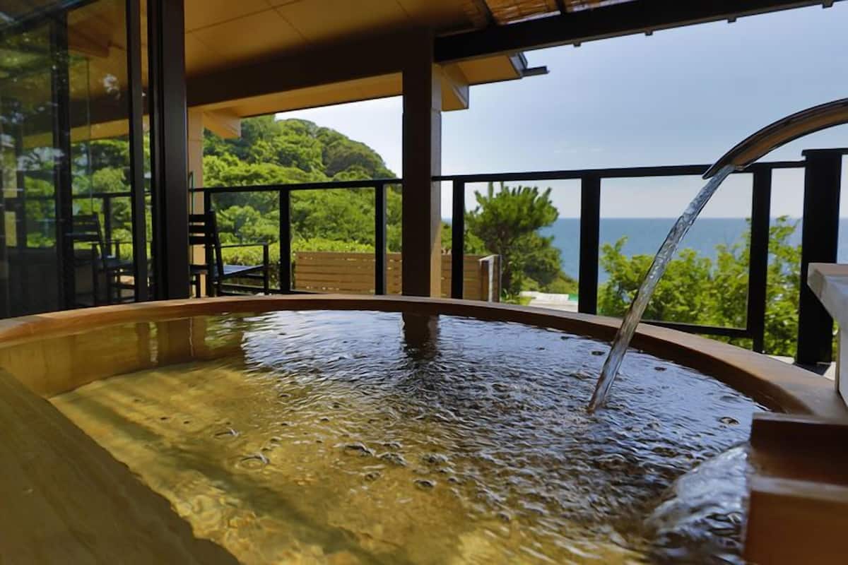 Ein Whirlpool mit Blick auf den Ozean.