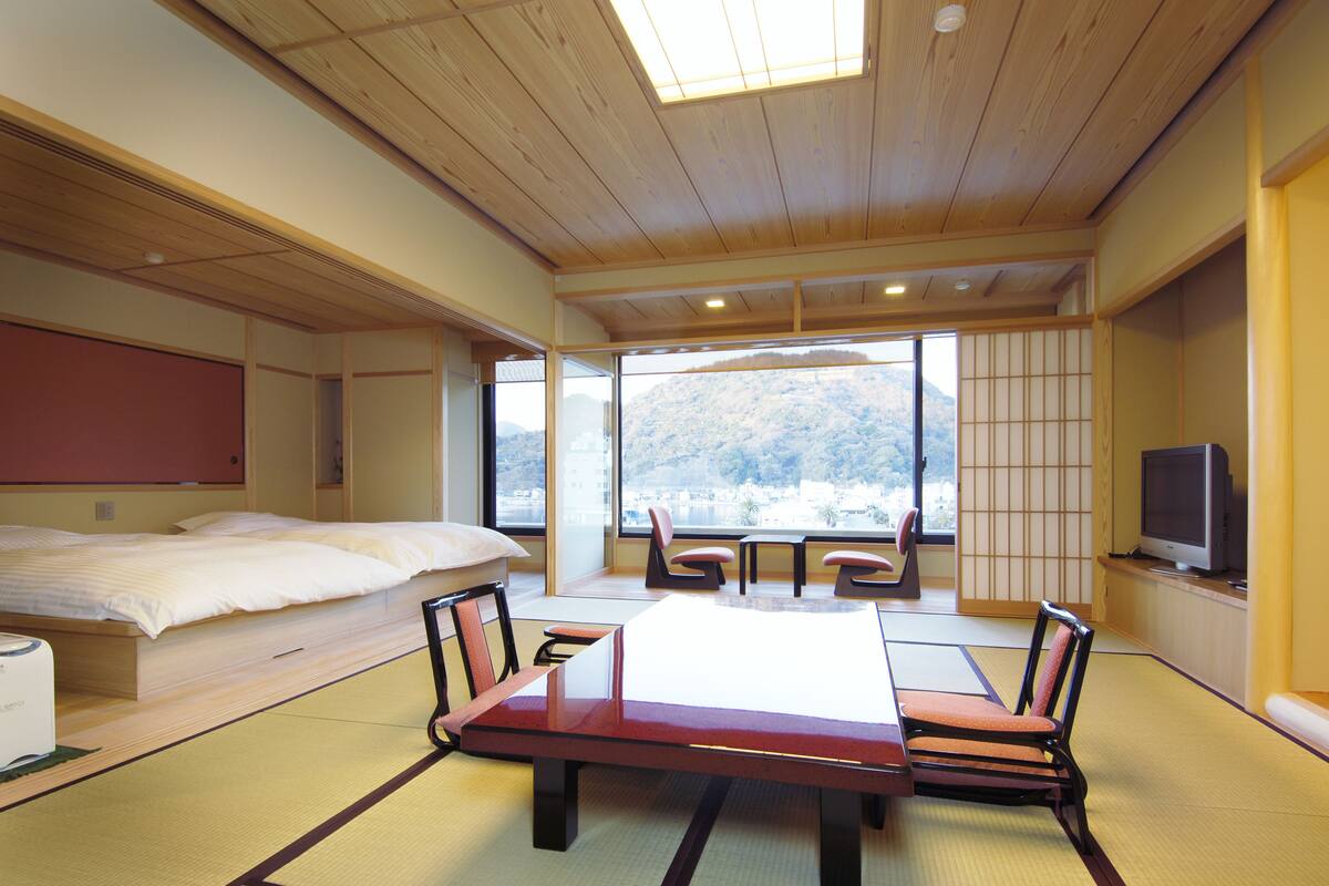 客房 (Japanese Western, with Open-air Bath) | 起居區 | 平面電視