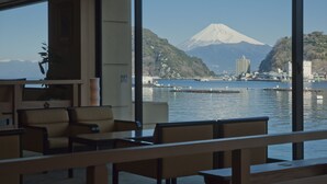 A restaurant with a view of Mt. Fuji and a body of water. - Izu Mitsuhama Syoutoukan (Numazu)