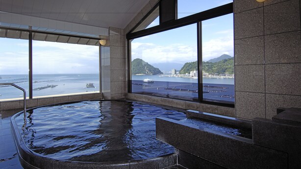 A large indoor hot tub with a view of the sea and mountains. - Izu Mitsuhama Syoutoukan (Numazu)