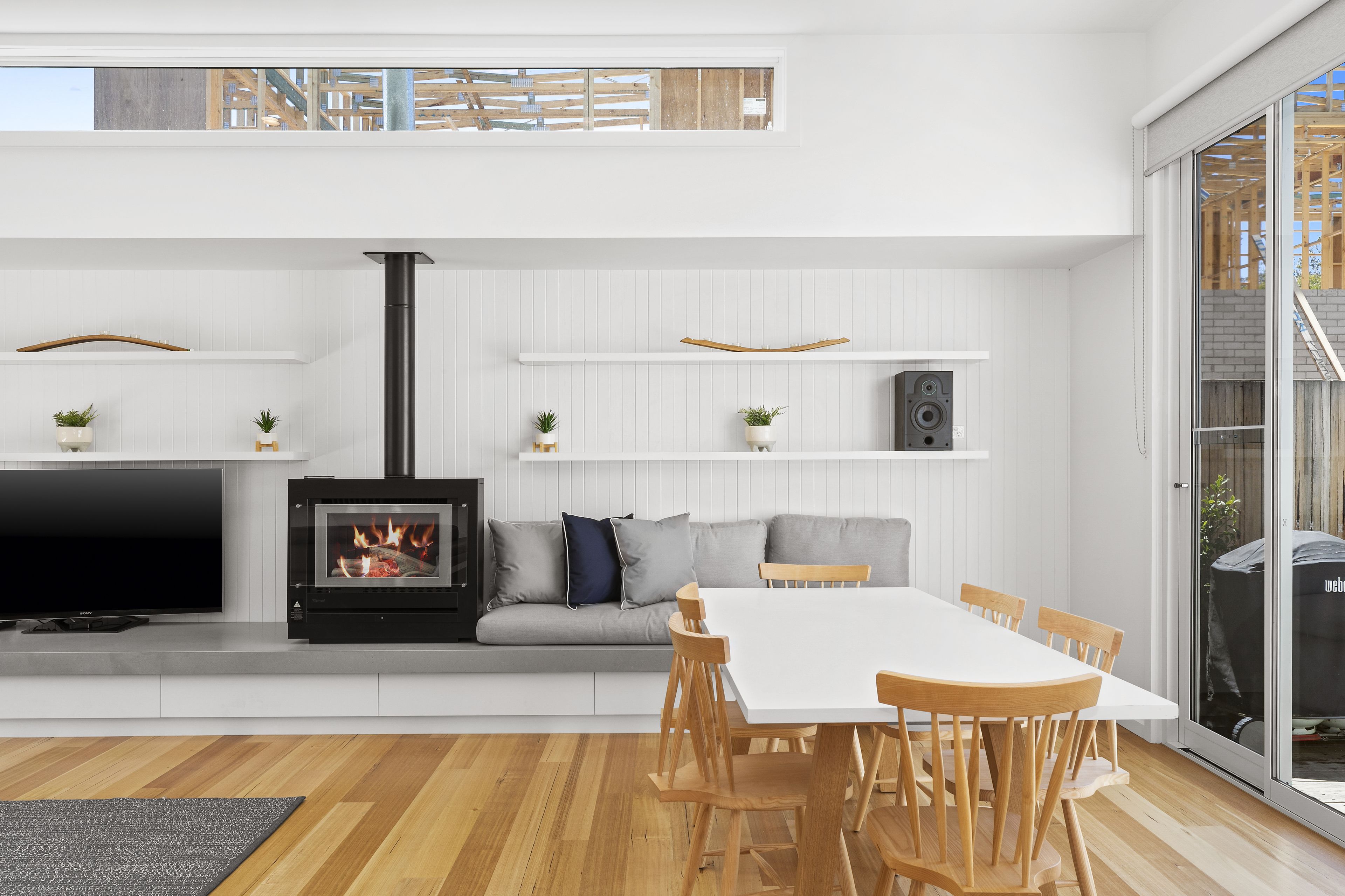 Casa de ciudad de lujo, varias camas | Área de sala de estar | Televisión de pantalla plana 