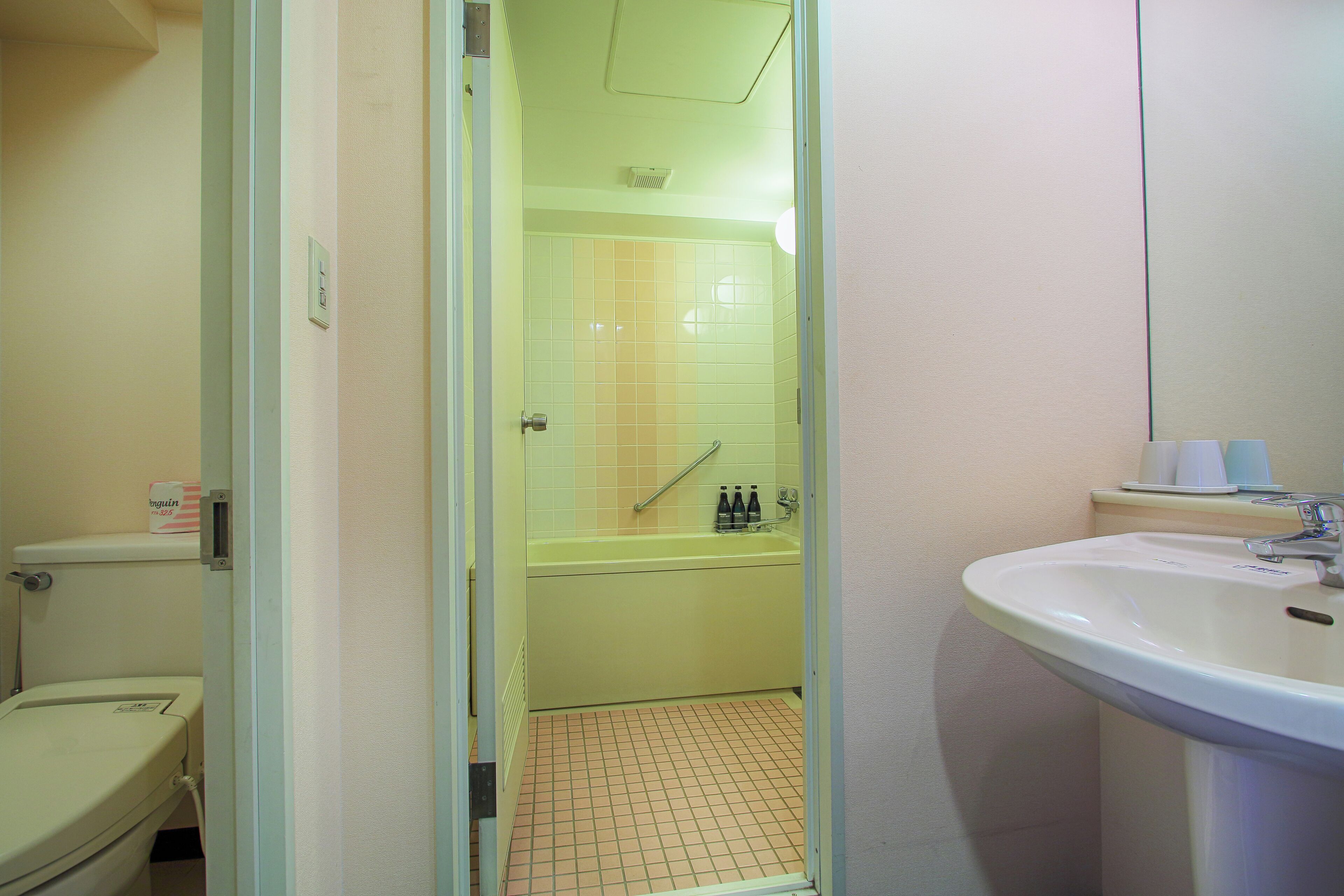 Un baño con inodoro, lavamanos y zona de ducha.