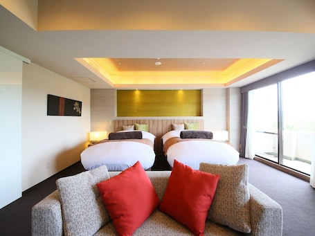 Hypo-allergenic bedding, in-room safe, individually furnished, desk. Hotel Regina Kawaguchiko