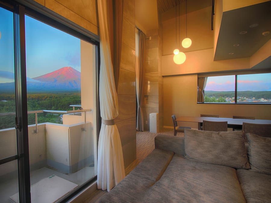 Hypo-allergenic bedding, in-room safe, individually furnished, desk