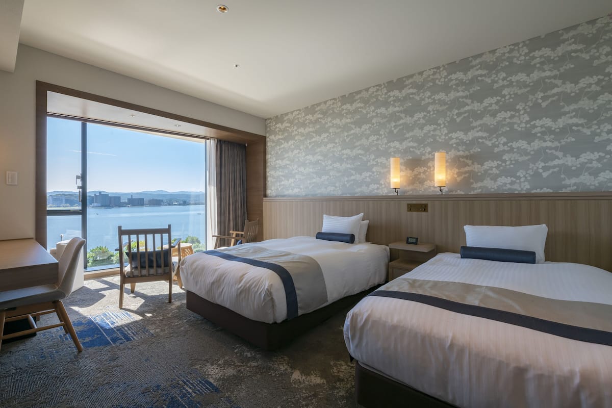 Twin kamer, niet-roken, uitzicht op meer (Universal, New Main Building) | Een kluis op de kamer, een bureau, geluiddichte muren, beddengoed