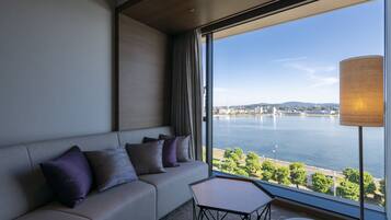 Executive Twin Room, Lake View, Non Smoking (New Main Building) | In-room safe, desk, soundproofing, bed sheets