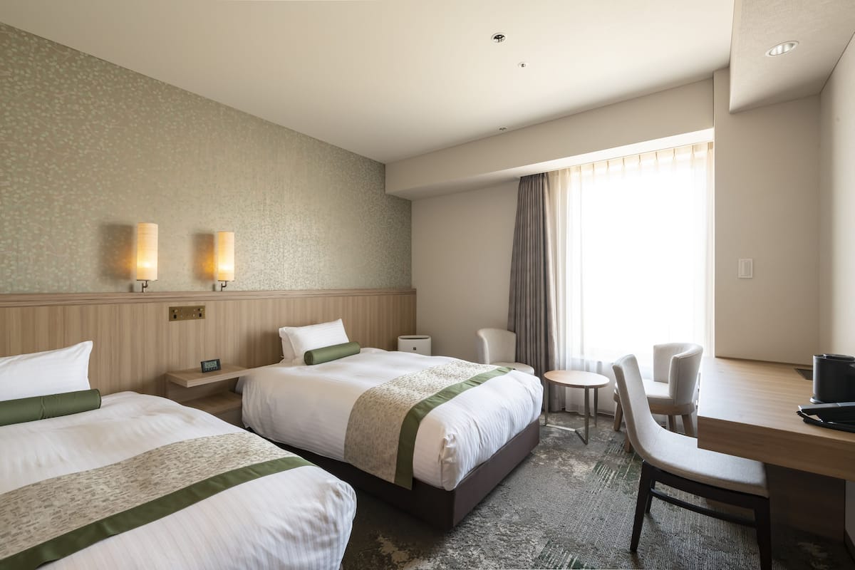 Standaard Twin kamer, niet-roken, uitzicht op stad (New Main Building) | Een kluis op de kamer, een bureau, geluiddichte muren, beddengoed