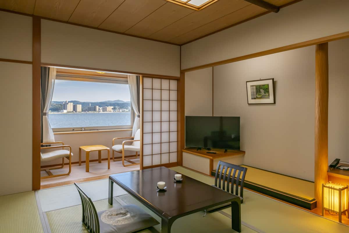 Traditionele kamer, niet-roken, uitzicht op meer (JP Style, Renewal West Building) | Een kluis op de kamer, een bureau, geluiddichte muren, beddengoed