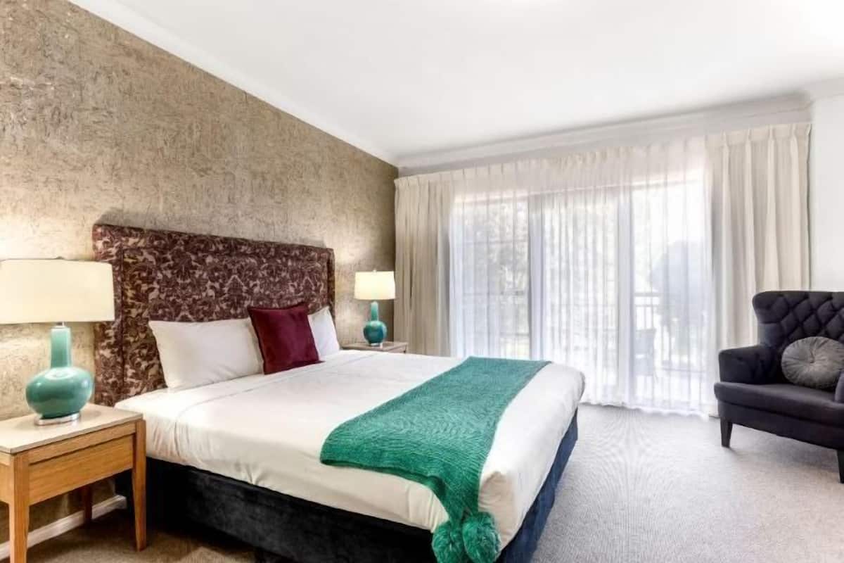 Blackout drapes, soundproofing, iron/ironing board, free WiFi