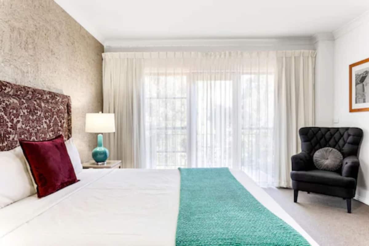 Deluxe Spa Room, Free Wi-Fi & Parking | Blackout drapes, soundproofing, iron/ironing board, free WiFi