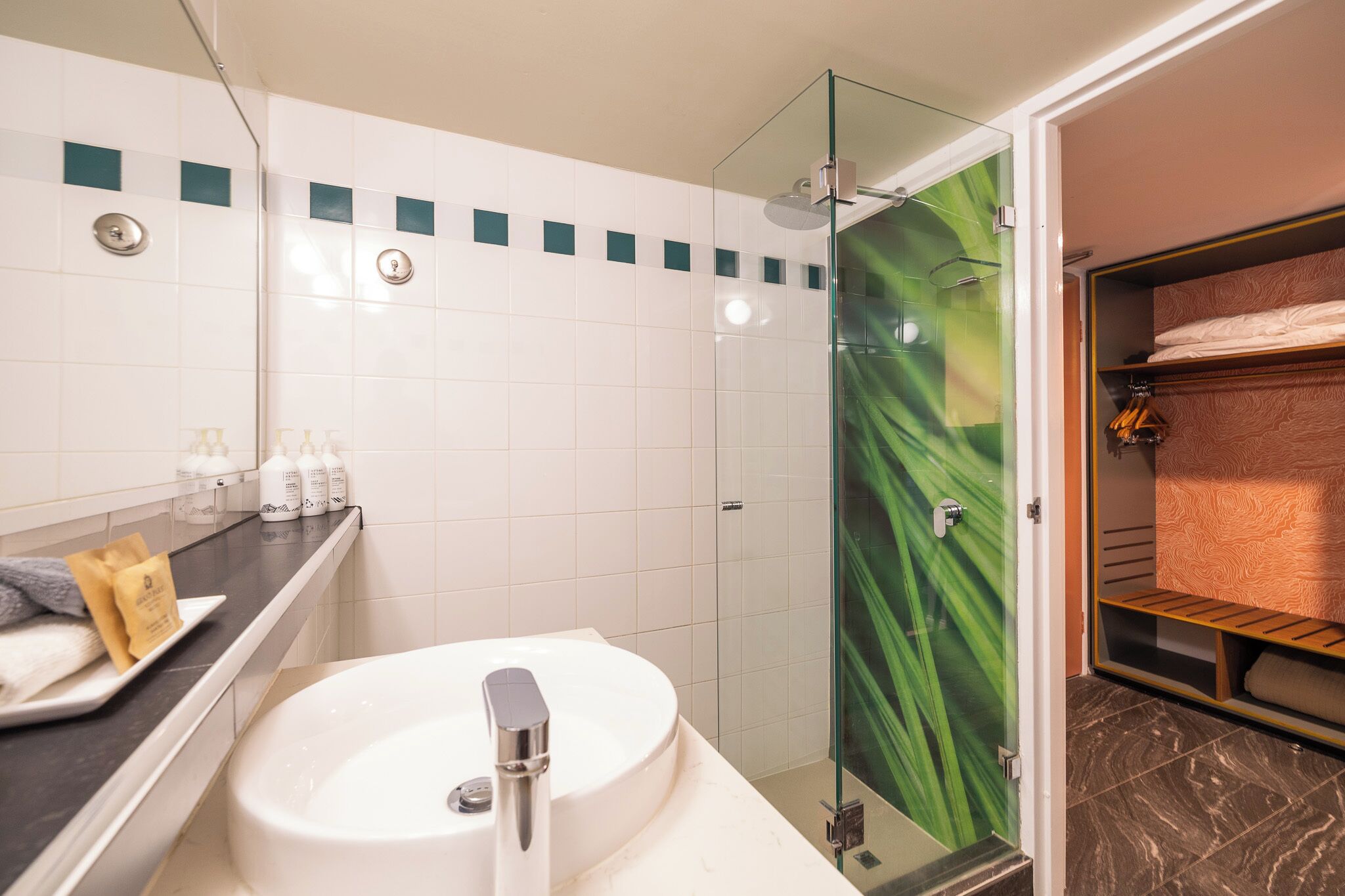 Deluxe Family Room, Free Wi-Fi & Parking | Bathroom | Eco-friendly toiletries, hair dryer, towels