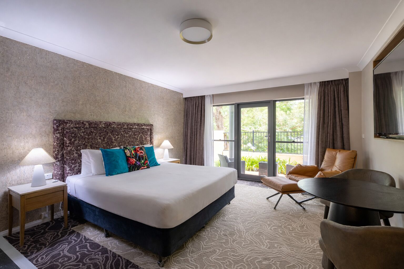 Habitación Deluxe, 1 cama King size (Free Wi-Fi & Parking) | Cortinas blackout, insonorización y tabla de planchar con plancha 