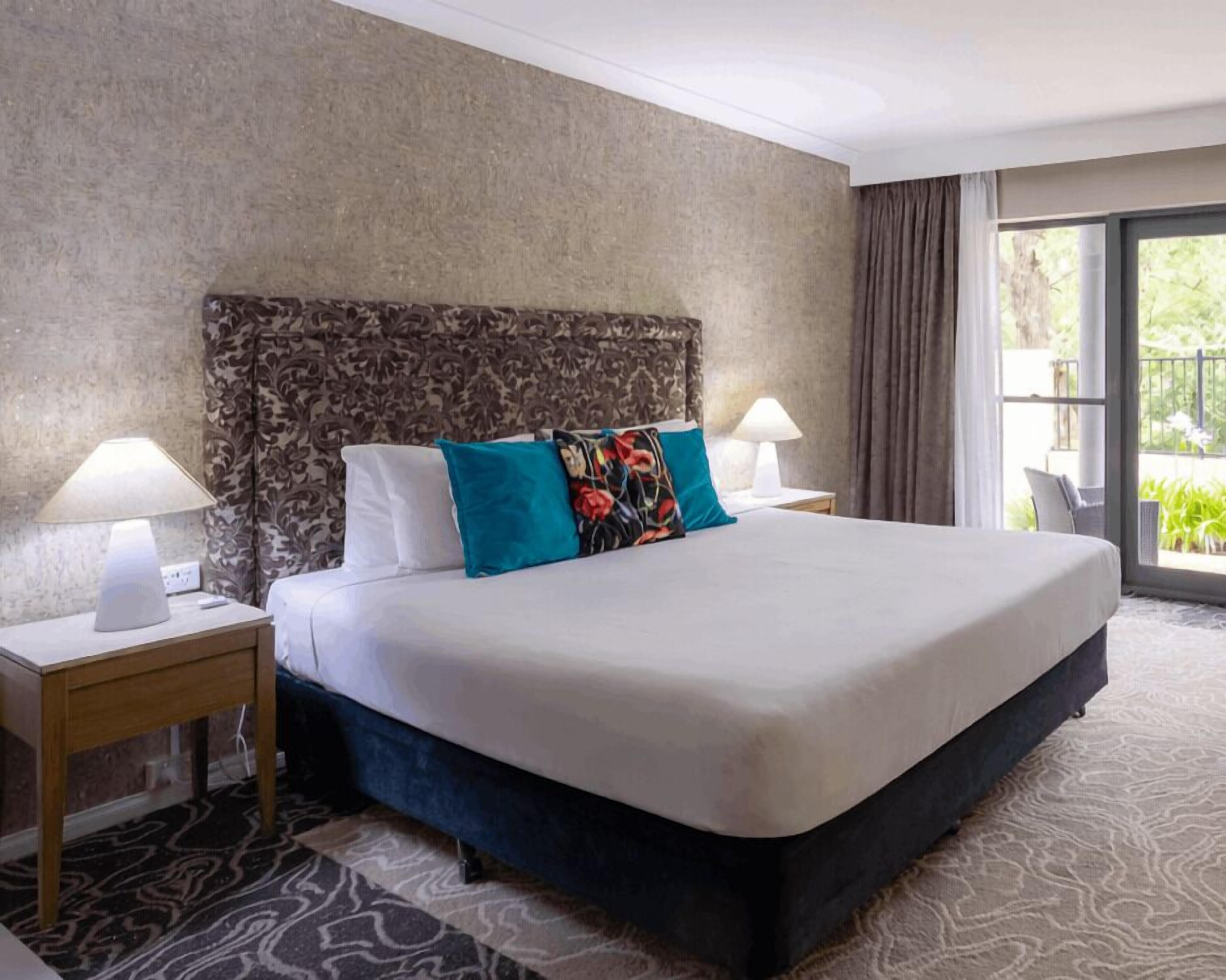 Deluxe Spa Room, Free Wi-Fi & Parking | Blackout drapes, soundproofing, iron/ironing board, WiFi (free)