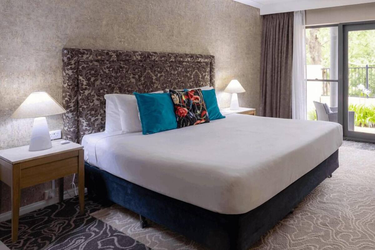 Deluxe Spa Room, Free Wi-Fi & Parking | Blackout curtains, soundproofing, iron/ironing board, free WiFi