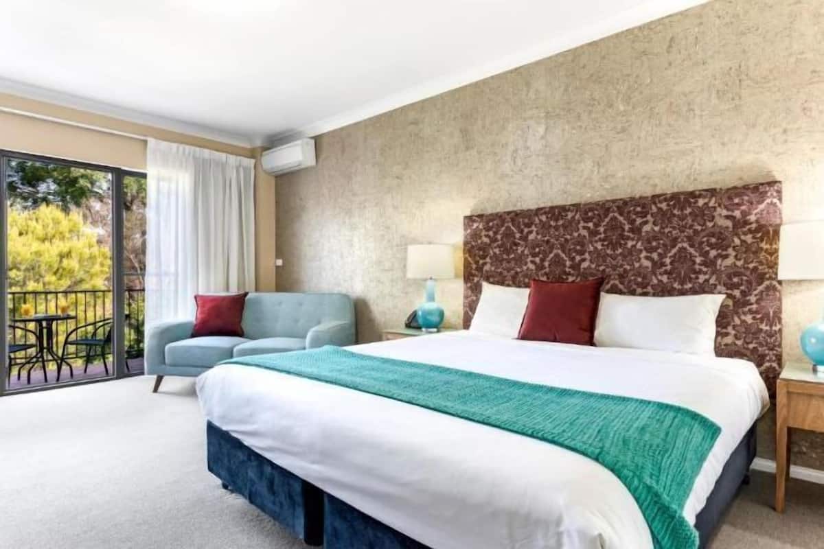 Blackout drapes, soundproofing, iron/ironing board, free WiFi