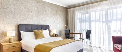 Rideaux occultants, chambres insonorisées, fer et planche à repasser