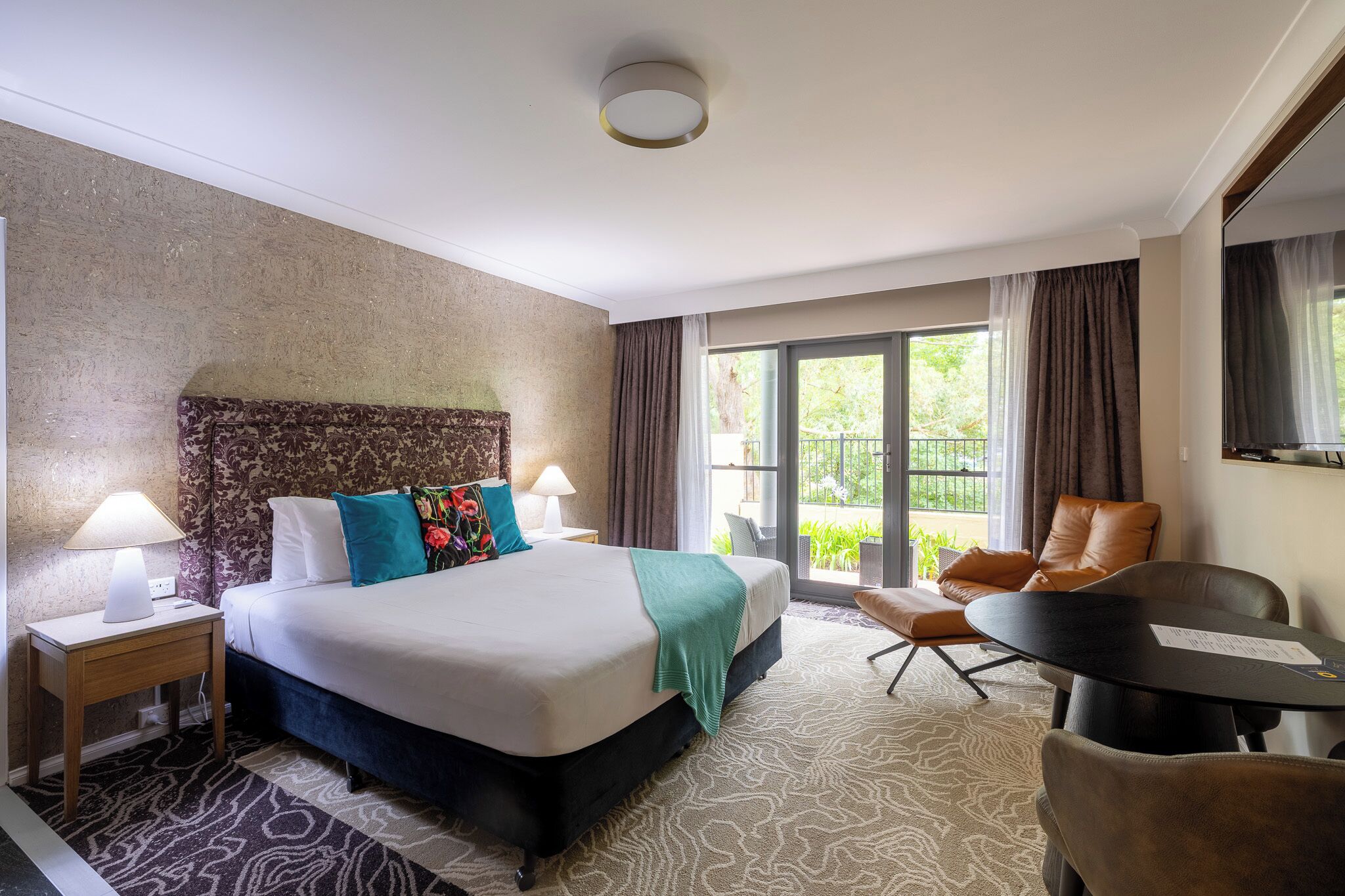 华丽客房, 1 张特大床 (Free Wi-Fi & Parking) | 遮光窗帘、隔音、熨斗/熨衣板、免费 WiFi