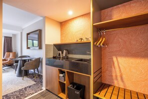 Kamar Deluks, 1 Tempat Tidur King (Free Wi-Fi & Parking) | Area keluarga