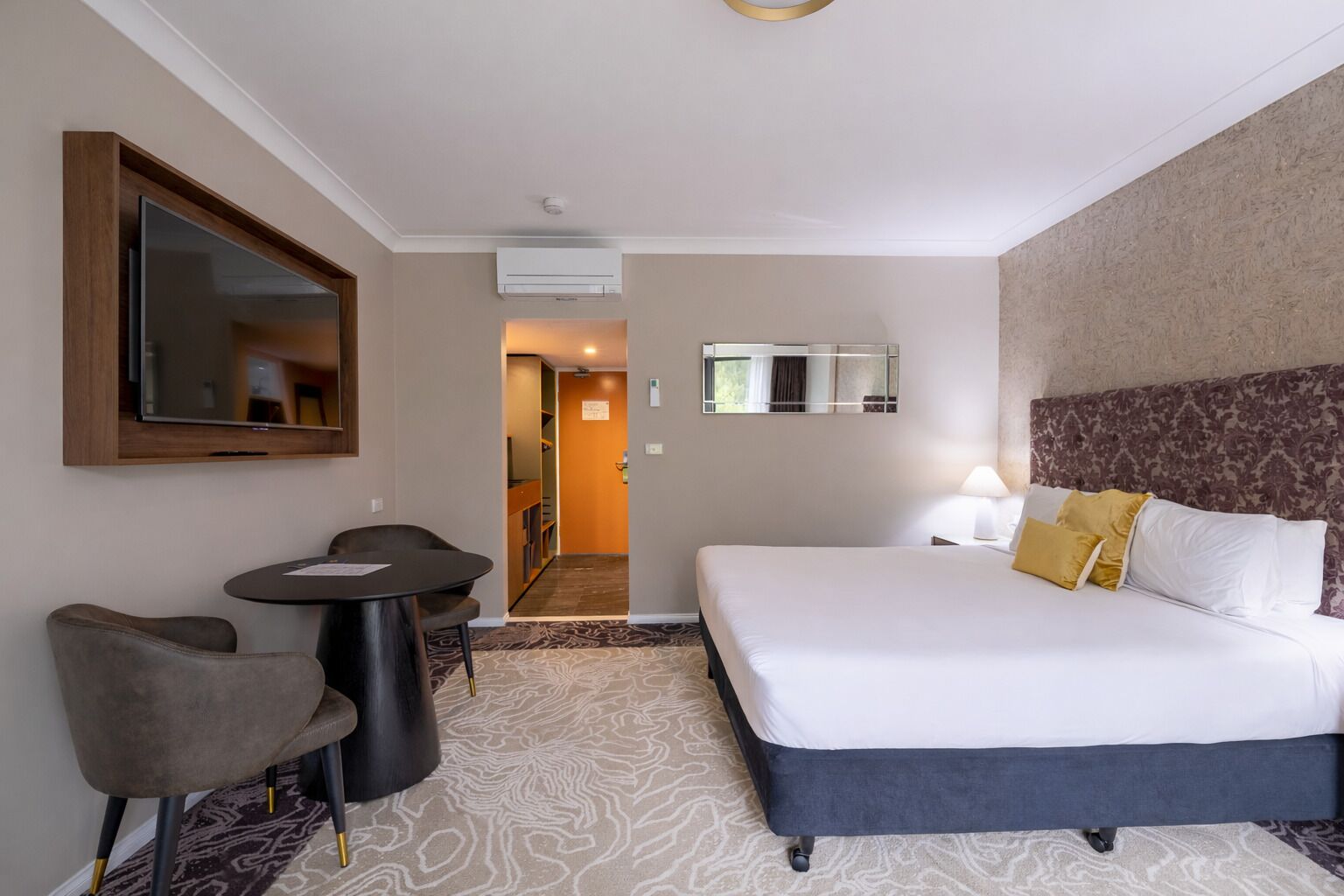 Deluxe King Room, Free Wi-Fi & Parking | Blackout curtains, soundproofing, iron/ironing board, free WiFi