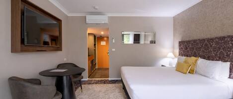 Deluxe King Room, Free Wi-Fi & Parking | Blackout drapes, soundproofing, iron/ironing board, WiFi (free)